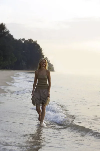 Mujer relax en la playa — Foto de Stock