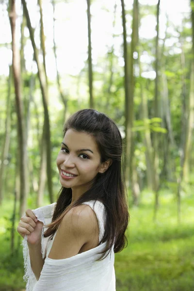 Joven mujer sonriendo — Foto de Stock