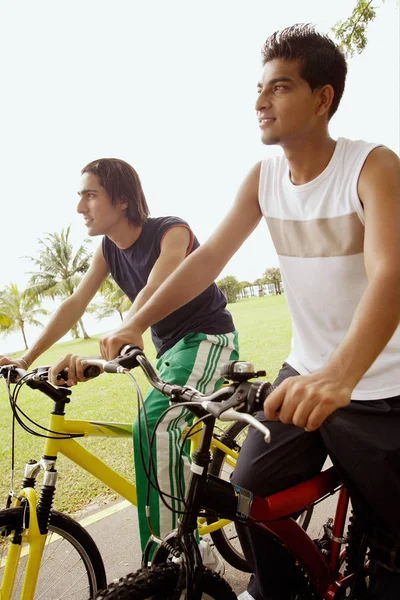 Due giovani in bicicletta — Foto Stock