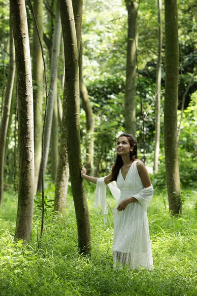 Mujer usando un vestido blanco — Foto de Stock