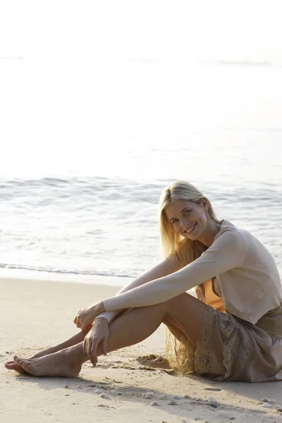 Mujer relax en la playa — Foto de Stock