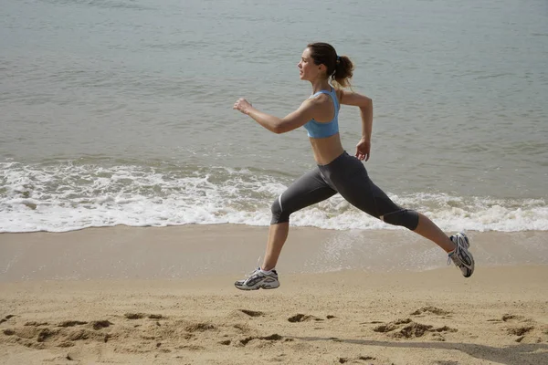 Woman running on beach — Stock Photo, Image