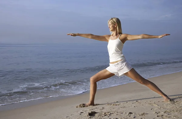 Mujer practicando yoga — Foto de Stock