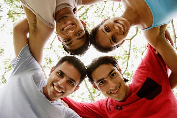 Círculo de amigos, brazos alrededor del otro — Foto de Stock