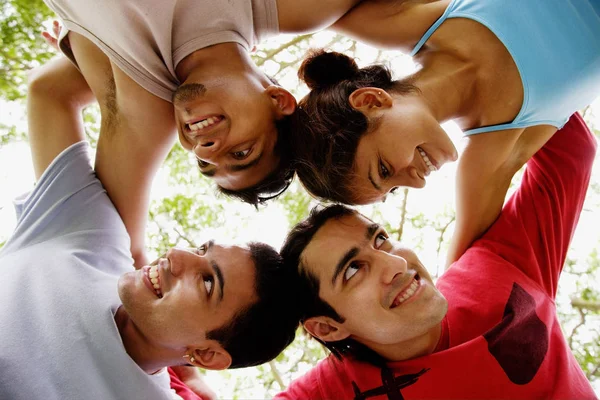 Círculo de amigos, brazos alrededor del otro — Foto de Stock