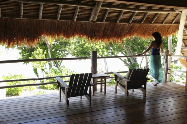 Chaises sur la côte de l'île tropicale — Photo