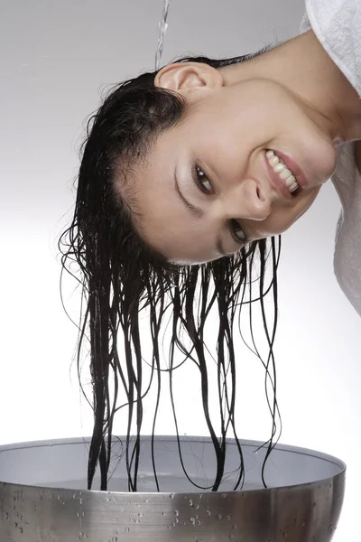Wanita mencuci rambutnya — Stok Foto
