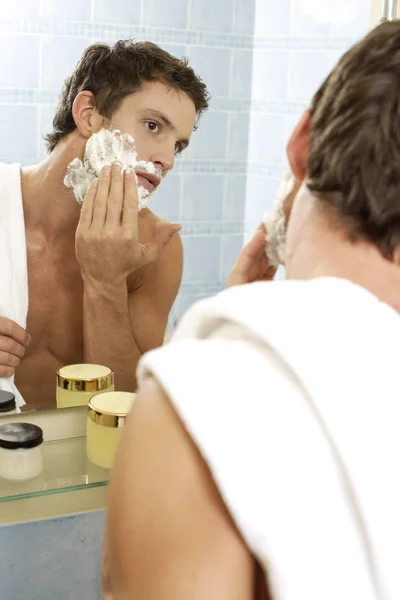 Homem se preparando para barbear — Fotografia de Stock