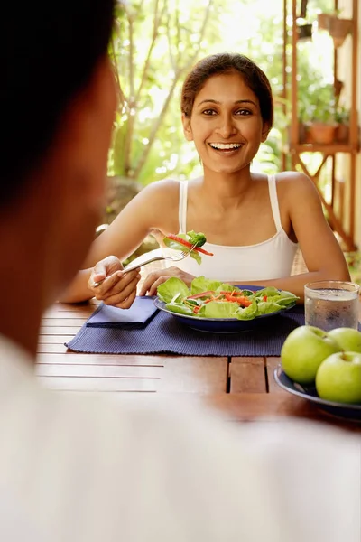 Mulher comendo salada — Fotografia de Stock