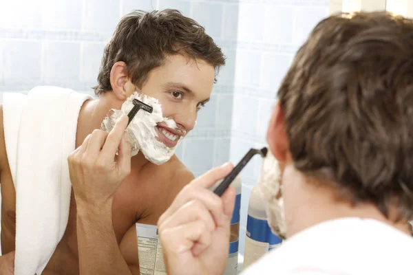 Joven afeitándose —  Fotos de Stock