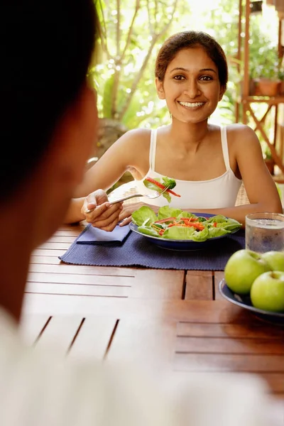 Mulher à mesa com prato de salada — Fotografia de Stock