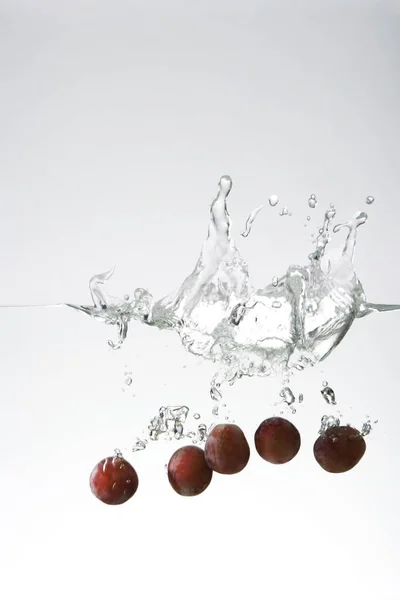 Uvas frescas en agua — Foto de Stock