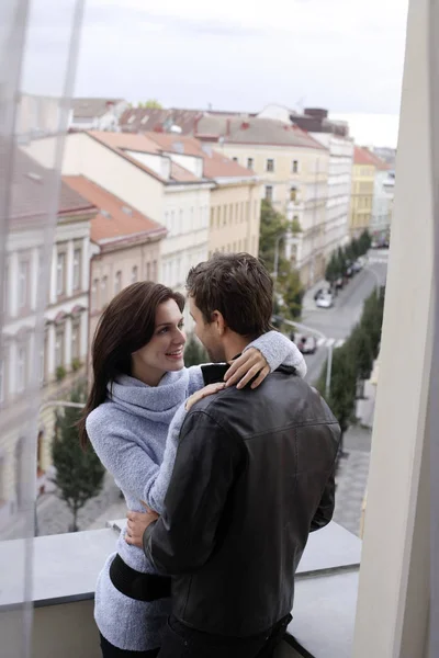 Paar knuffels op balkon — Stockfoto