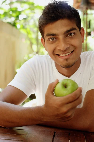 Человек держит яблоко — стоковое фото