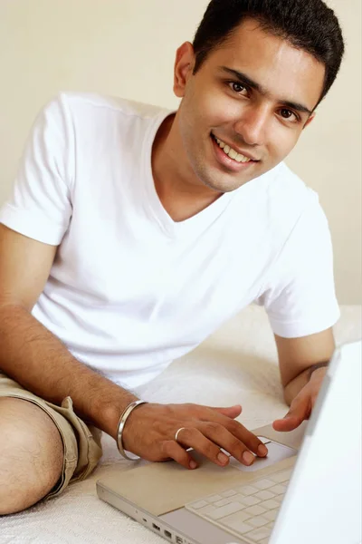 Man looking at laptop — Stock Photo, Image