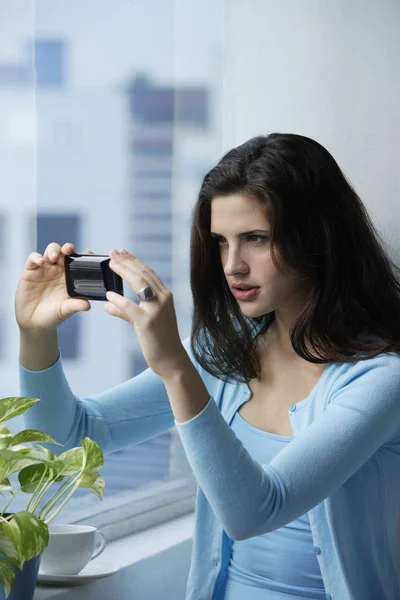 Женщина с помощью мобильного телефона — стоковое фото
