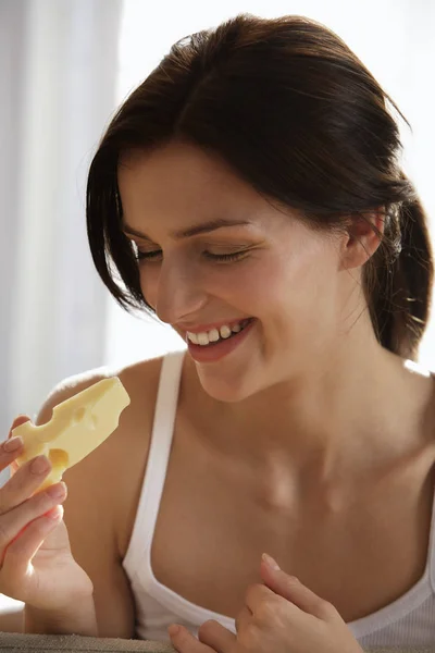 Mulher comendo queijo — Fotografia de Stock