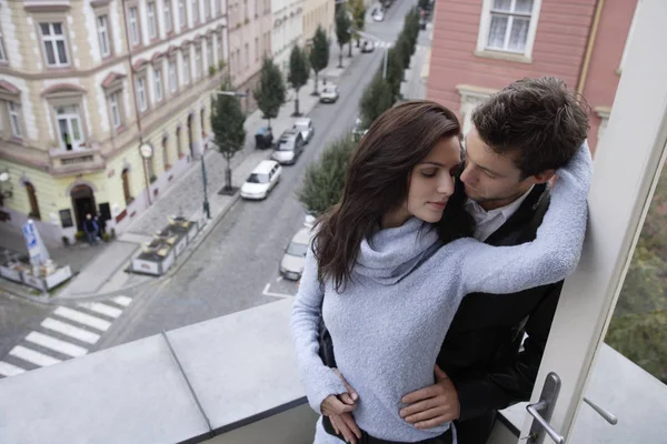 Casal abraçando na varanda — Fotografia de Stock