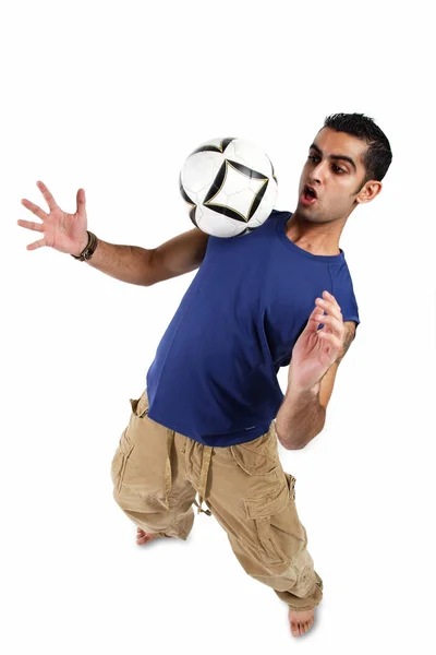 Uomo che tiene il pallone da calcio — Foto Stock