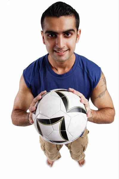 Uomo che tiene il pallone da calcio — Foto Stock