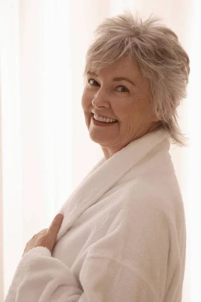 Mujer en bata sonriendo — Foto de Stock