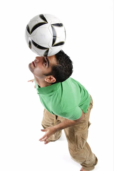 Homem segurando bola de futebol — Fotografia de Stock