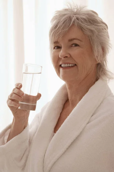 Mujer agua potable — Foto de Stock