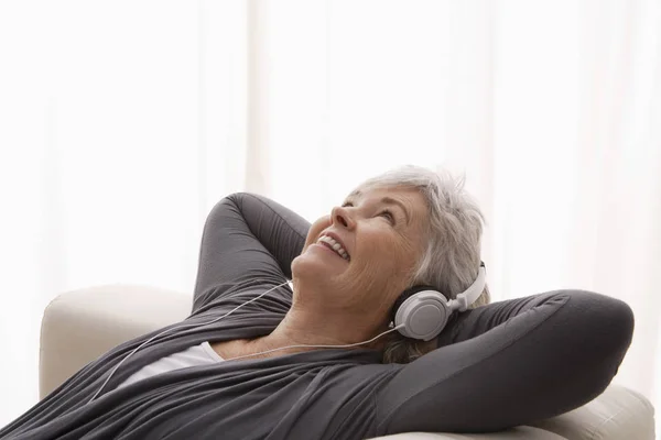 Mujer relajante y escuchar música — Foto de Stock