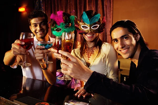 Parejas en el bar, sosteniendo bebidas — Foto de Stock