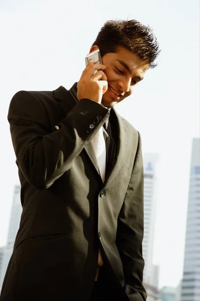 Hombre de negocios usando el teléfono móvil — Foto de Stock