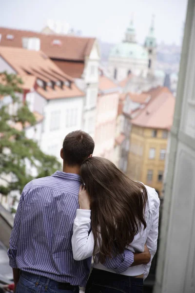 Zadní pohled na mladý pár — Stock fotografie