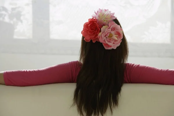 Vrouw met bloemen in het haar. — Stockfoto