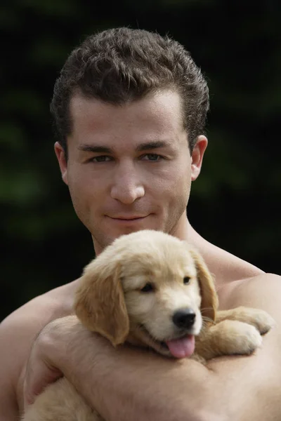 Hombre con cachorro en la naturaleza —  Fotos de Stock