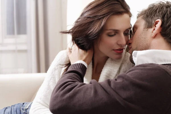 Jovem casal beijando — Fotografia de Stock