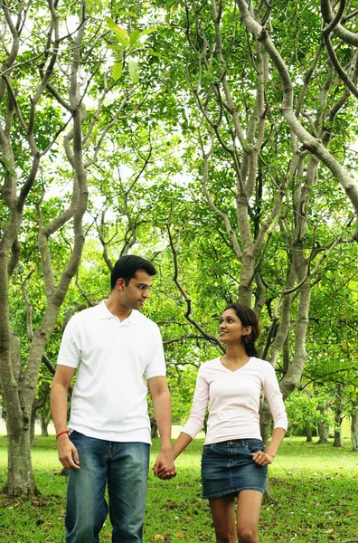 Pareja de pie en parque —  Fotos de Stock