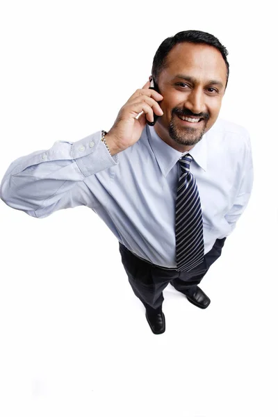 Biznesmen korzystający z telefonu komórkowego — Zdjęcie stockowe