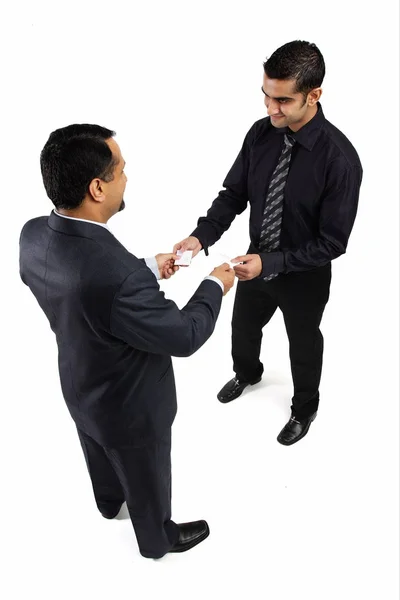 Dos hombres de negocios intercambiando tarjetas de identificación —  Fotos de Stock