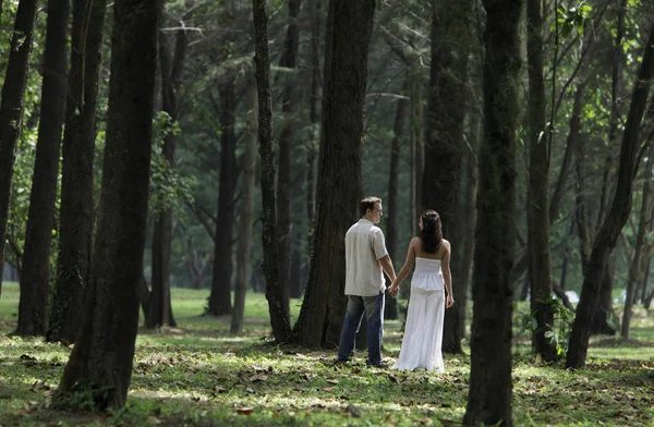 Mujer y hombre tomados de la mano —  Fotos de Stock