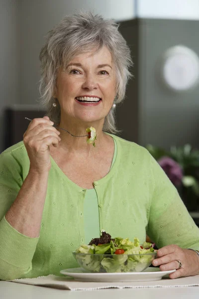 Wanita dewasa makan salad — Stok Foto