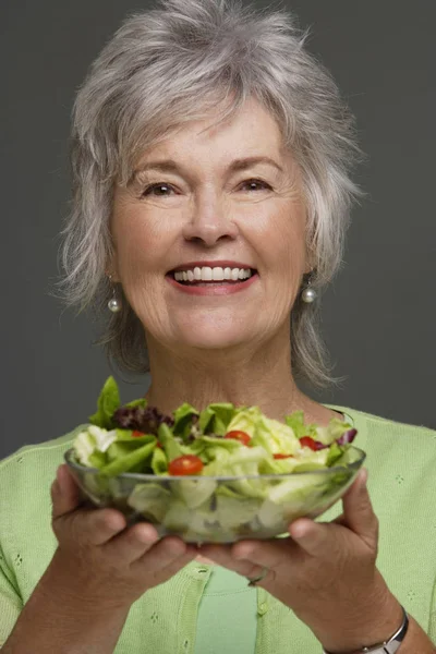 Mujer madura comiendo ensalada — Foto de Stock