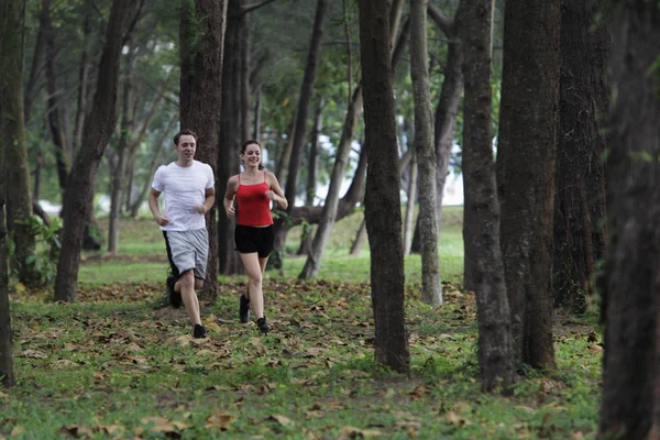 Joven pareja corriendo — Foto de Stock