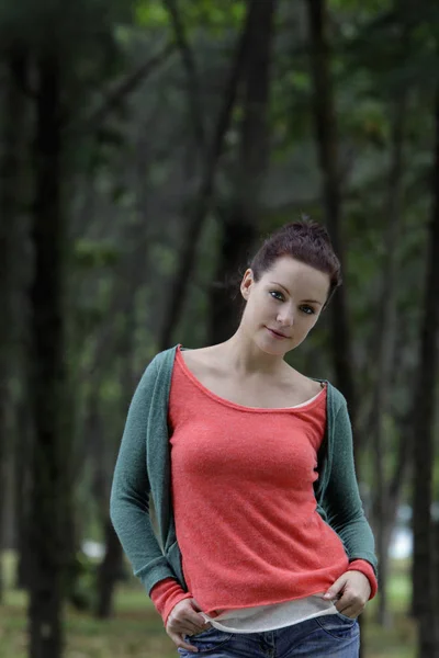 Młoda kobieta przed drzew — Zdjęcie stockowe