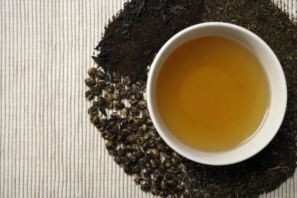 Cup of green tea and leaves — Stock Photo, Image