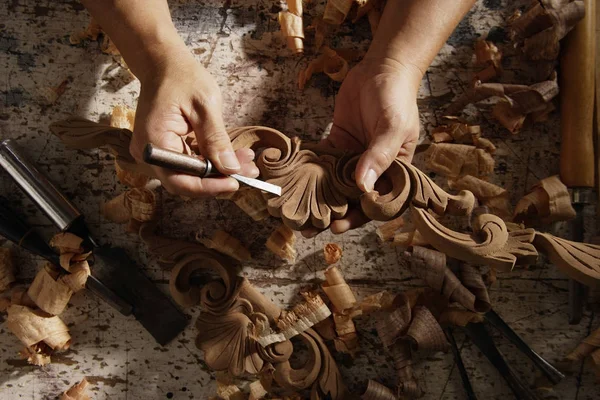 Hands carving wood. — Stock Photo, Image