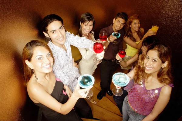 Giovani adulti che brindano con bevande — Foto Stock