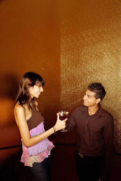 Casal brinde com bebidas — Fotografia de Stock