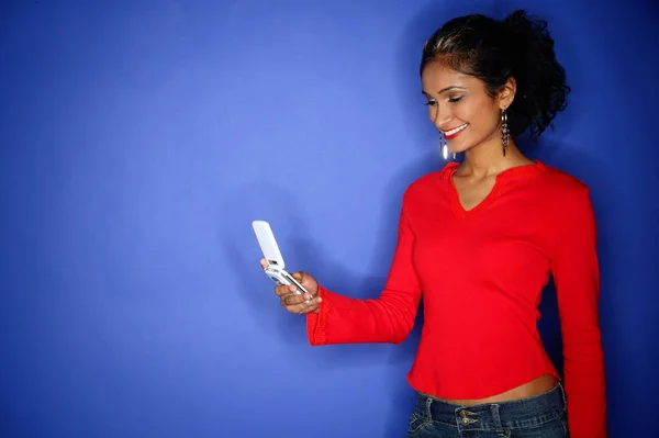 Женщина с мобильным телефоном — стоковое фото
