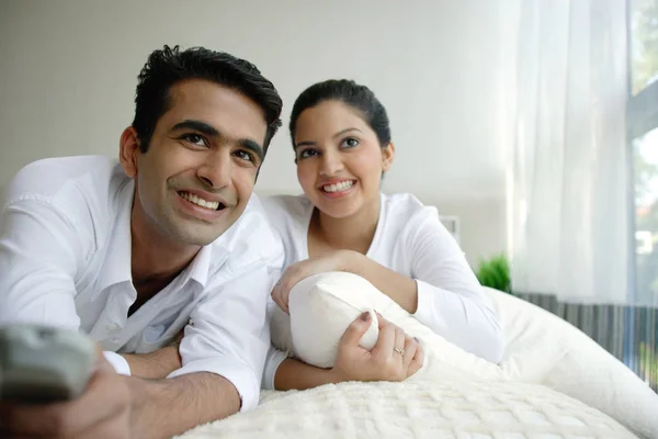 Mulher e homem assistindo tv — Fotografia de Stock