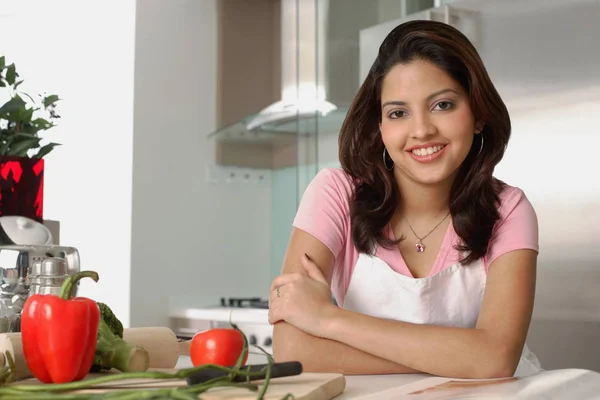 Femme assise dans la cuisine — Photo