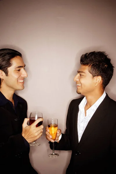 Hombres jóvenes con bebidas — Foto de Stock